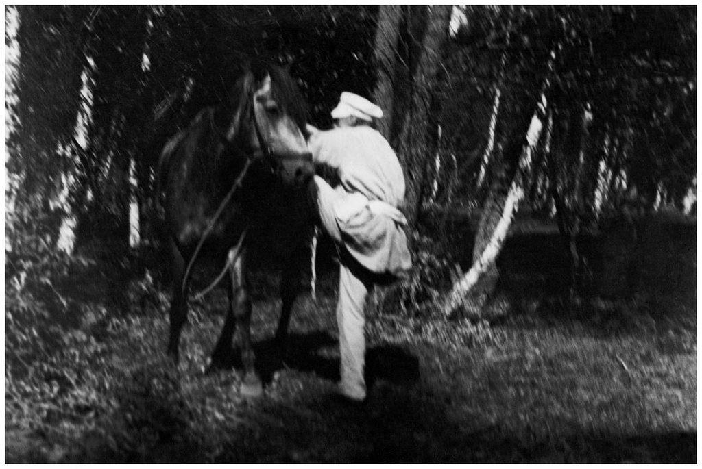 Лев Толстой садится на лошадь, 5 августа 1897, Тульская губ., Крапивенский у., дер. Ясная Поляна. В этот день Софья Андреевна Толстая сделала запись в дневнике: «После обеда Касаткин, Соболев и я снимали фотографию с Льва Николаевича верхом. Но ни у кого не вышло: лошадь шевельнулась у меня и недодержано».