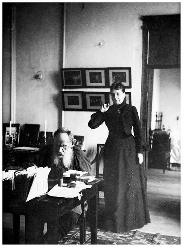 Лев Толстой и Софья Толстая в кабинете, 1902 год, Тульская губ., Крапивенский у., дер. Ясная Поляна. Снимок сделан в новом кабинете Льва Николаевича&nbsp;Толстого, куда еще не успели принести его письменный стол и кожаный диван. «Врачи настаивали, что отцу необходимо жить в верхнем этаже – "больше солнца, суше"... После крымской болезни отец расстался со своим тихим кабинетом "под сводами" и перешел в две верхние юго–западные комнаты наверху. Моя мать то и дело заходила к нему, и он потерял свой покой», – вспоминала Александра Львовна&nbsp;Толстая.Видеовыставки:&nbsp;«Великие женщины. Жены великих»,&nbsp;«Софья Толстая: быть женой гения» с этой фотографией.