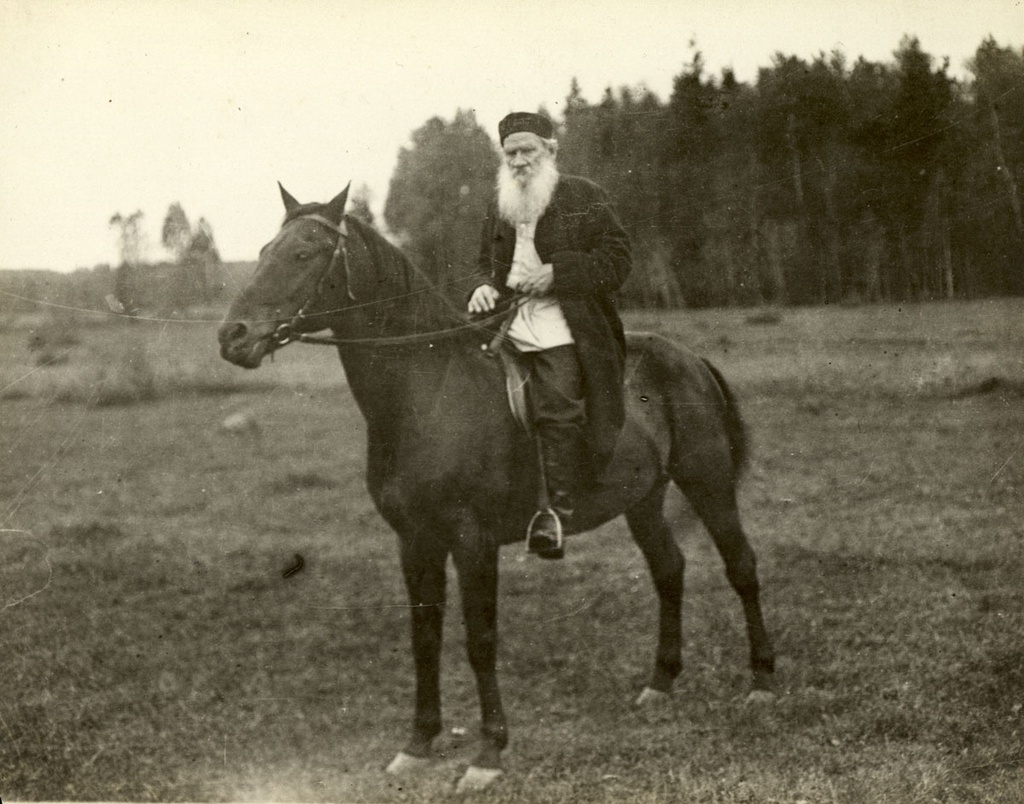 Лев Толстой на верховой прогулке, 1909 год, Московская губ., дер. Крекшино. Владимир Григорьевич Чертков в 1909 году записал слова Льва Николаевича Толстого: «Одна из главных прелестей верховой езды, в особенности в моих летах, состоит в том, что молодость и энергия лошади, которых у тебя самого нет, как будто передается тебе. Ты олицетворяешь себя в лошади. Она с такой силой и гордостью выступает, а тебе кажется, что это ты такой молодец».