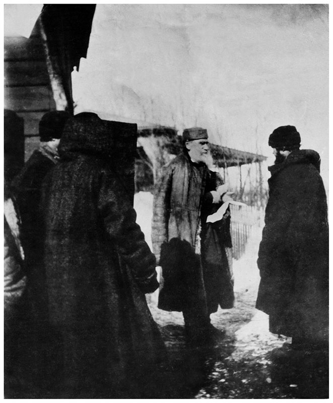 Лев Толстой записывает просьбы крестьян из голодающих деревень, 1892 год, Рязанская губ., дер. Бегичевка. «Зимой в 1892 году, во время голода, я был у Льва Николаевича в Рязанской губернии, где он кормил голодающих в организованных им столовых, – воспоминал Илья Ефимович Репин. – Снегу выпало невероятно много. Заносы заметали все дороги и совершенно заглаживали все, даже глубокие овраги. Район столовых Льва Толстого раскинулся верст на тридцать, и Лев Николаевич несколько раз в неделю объезжал их для проверки».