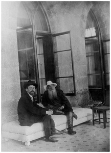 Лев Толстой и Антон Чехов в Гаспре, 12 сентября 1901, Таврическая губ., дер. Гаспра. Писатели познакомились в 1895 году в Ясной Поляне. Фотография сделана на террасе дачи Софьи Владимировны Паниной.Выставки «На виду у всех. Будни Льва Толстого»&nbsp;и «"Свободы хочется и денег…": из писем Чехова», видео «Чехов: "Медицина — жена, литература — любовница"» с этой фотографией.