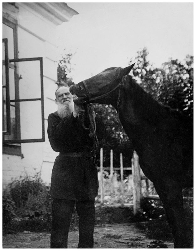 Лев Толстой держит лошадь под уздцы, 1898 год, Тульская губ., Крапивенский у., дер. Ясная Поляна