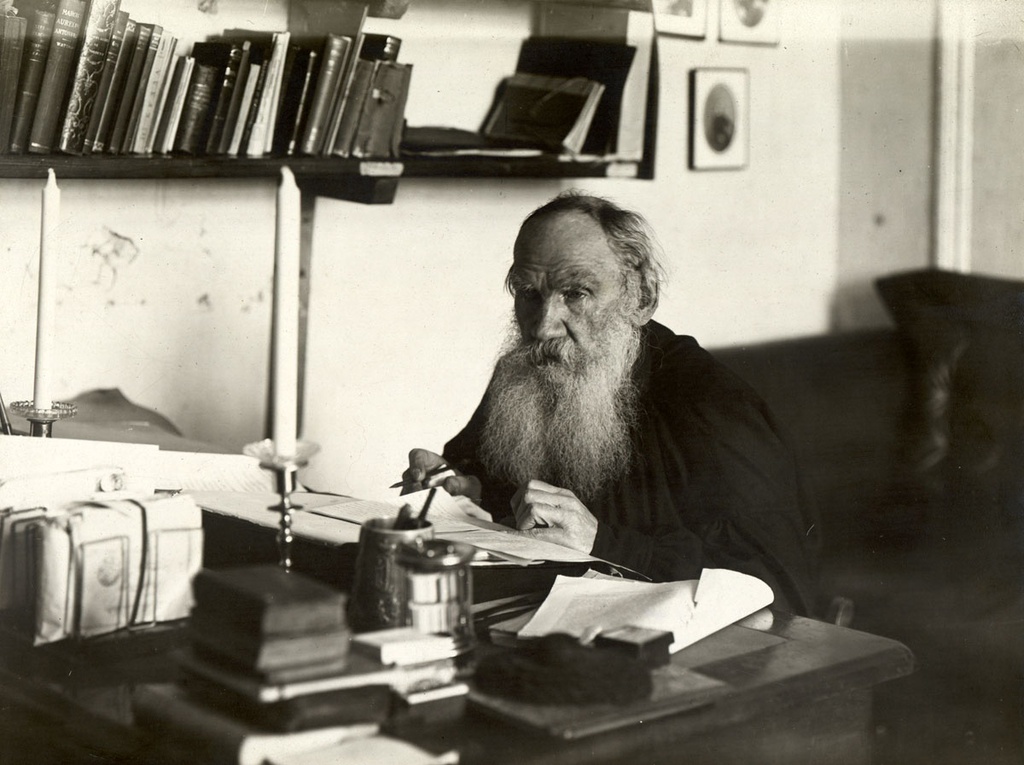 Лев Толстой за работой в кабинете дома в Ясной Поляне, 1909 год, Тульская губ., Крапивенский у., дер. Ясная Поляна. Видео «"Они разрывают меня на части". Борьба за Толстого» с этой фотографией.