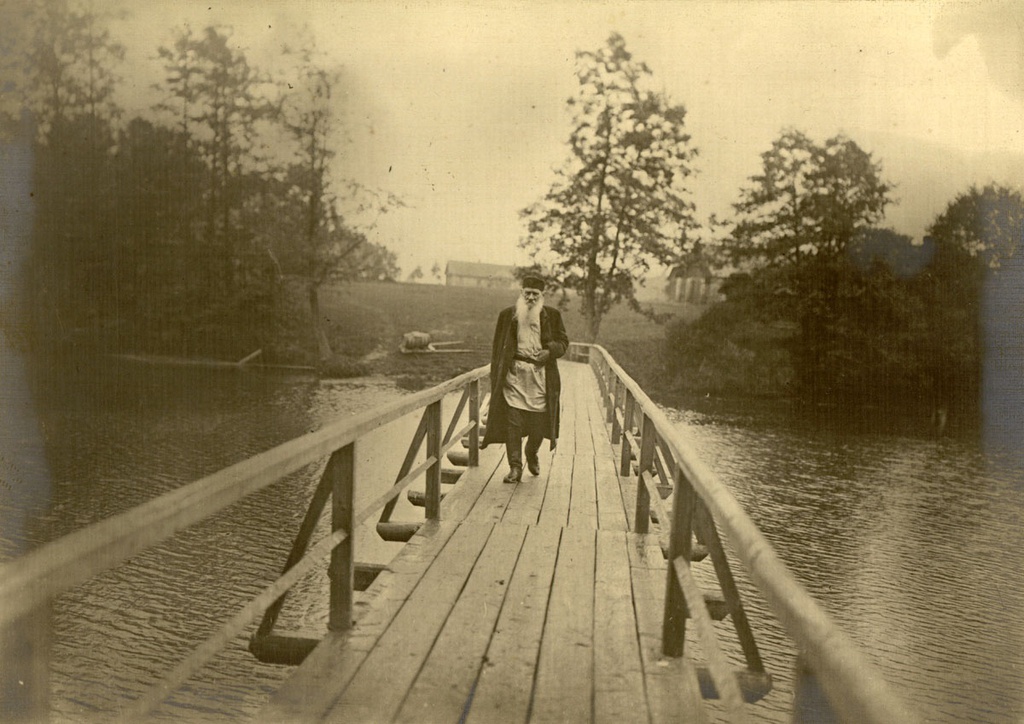 Лев Толстой на прогулке, 1909 год, Московская губ., дер. Крекшино. Видео «"Они разрывают меня на части". Борьба за Толстого» с этой фотографией.