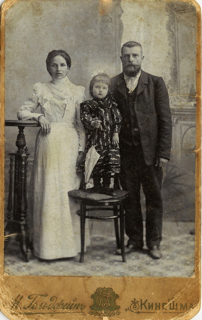 Семья Абрамчук, 1908 год, Костромская губ., г. Кинешма. Иван Селиверстович Абрамчук, его жена (имя неизвестно) и их дочь Агриппина Ивановна Абрамчук 1905 года рождения. Фотография из семейного архива Натальи Леонидовны Перевозчиковой. 