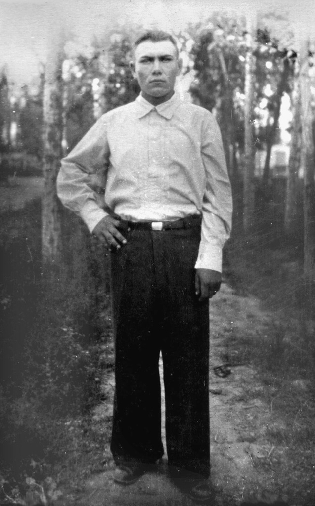 Молодой тракторист Александр Карлов, 1 июня 1943 - 31 августа 1945, Самарская обл.. 