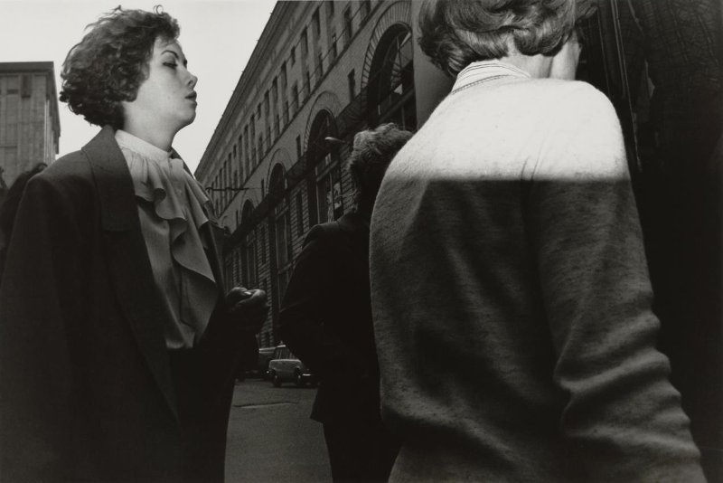 На фоне неба. Из серии «Улица», 1987 год, г. Москва