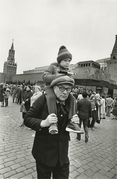 На Красной площади. Из серии «Улица», 1983 год, г. Москва. Видеолекция «Юрий Рыбчинский. Неустойчивое равновесие» с этой фотографией.