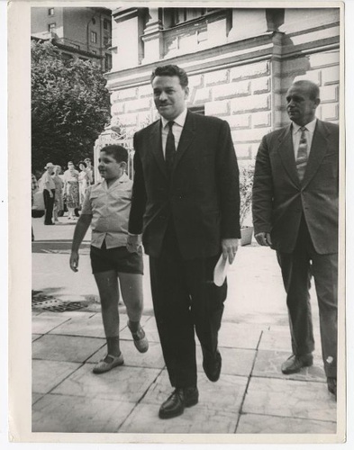 Фото "Греческий писатель Манолис Глезос с сыном в Москве", 1963 год, г ...