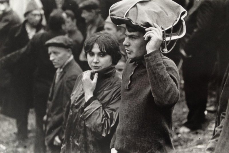 Дождь, 1969 год, Ульяновская обл., г. Ульяновск. Выставка «10 лучших фотографий под дождем» с этим снимком.