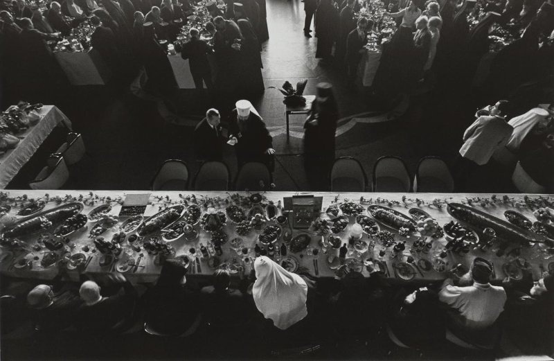 Прием по случаю интронизации патриарха Пимена. Из серии «Церковь», 1971 год. Выставка «"Несоветская" фотография. Юрий Рыбчинский» с этим снимком.