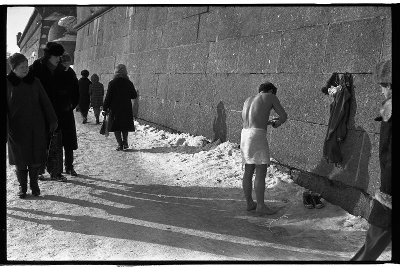 «Морж» у Петропавловской крепости, 21 февраля 1982, г. Ленинград. Выставка «Если хочешь быть здоров» с этой фотографией.