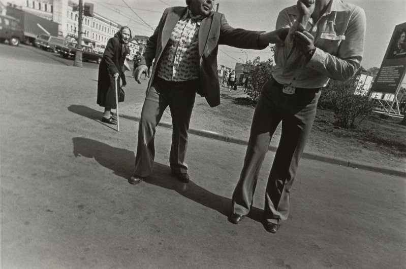 «Отстань!». Из серии «Улица», 1980-е. Выставка «"Несоветская" фотография. Юрий Рыбчинский» с этим снимком.