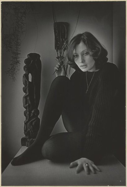 Портрет девушки в черной одежде, 1970 - 1989