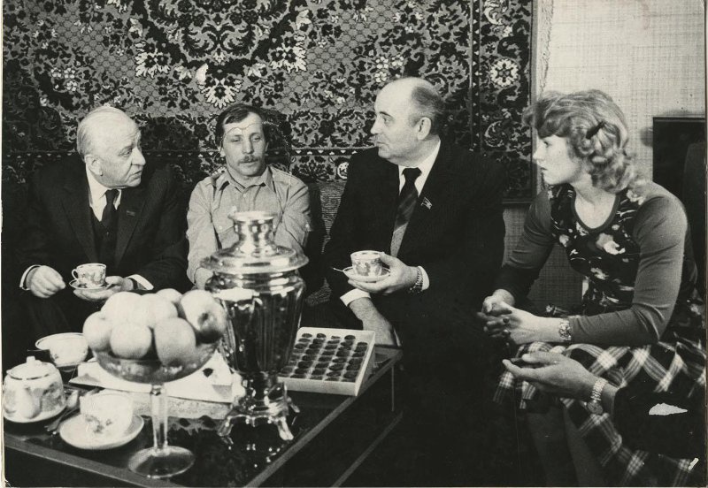 Михаил Горбачев и Виктор Гришин в гостях у москвичей, 1985 год, г. Москва. Выставка «Конфронтация сменилась переговорами» с этой фотографией.