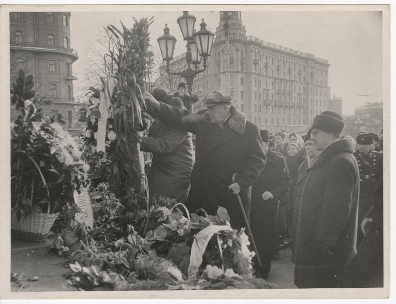 Девочка возлагает цветы к памятнику рисунок