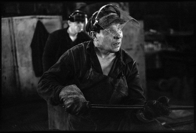 Фото "Кузнечный цех кузнецкого металлургического комбината. Подручный ...