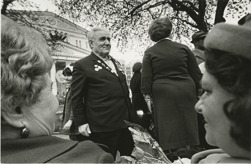 В сквере у Большого театра в День Победы. Из серии «Улица», 9 мая 1981, г. Москва