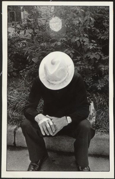 «Белая шляпа», 1981 год. Выставка «Фотография как…» с этой фотографией.