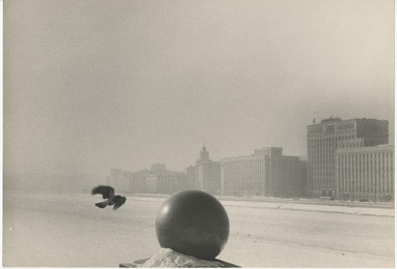 Морозное утро, 1960-е, г. Москва. Выставка «Падал прошлогодний снег» с этой фотографией.