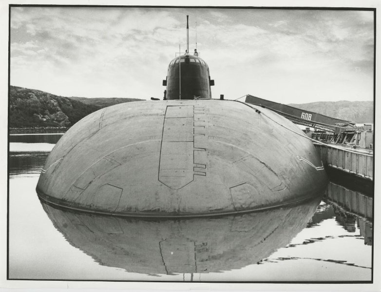 Причалившая к берегу подводная лодка, 1978 год, Мурманская обл., губа Лопаткина. Выставки&nbsp;«Лучшие фотографии подводников»&nbsp;и «Россия целиком» с этой фотографией. 