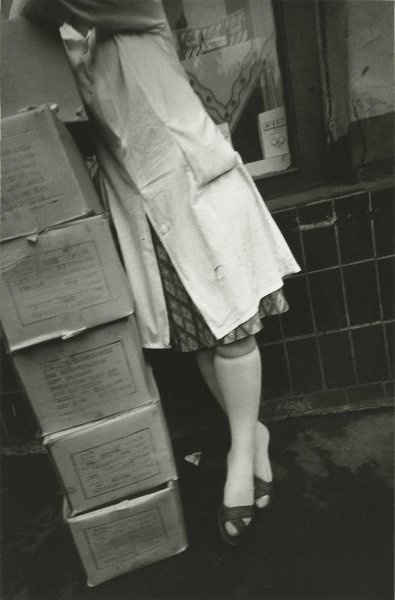 Девушка и коробки. Из серии «Улица», 1984 - 1986