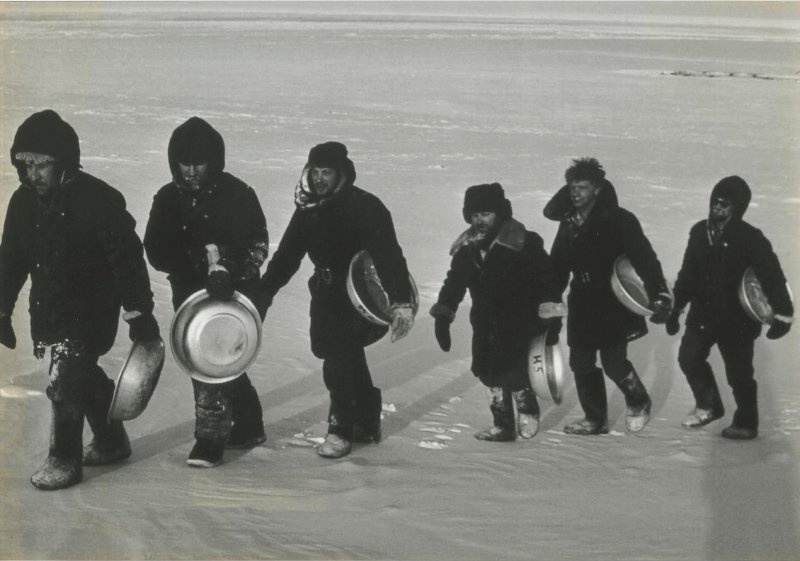 «В баню!» Остров Жохова, 1984 год. Из серии «Арктика».Выставка «Мой руки и следи за чистотой» с этой фотографией.&nbsp;