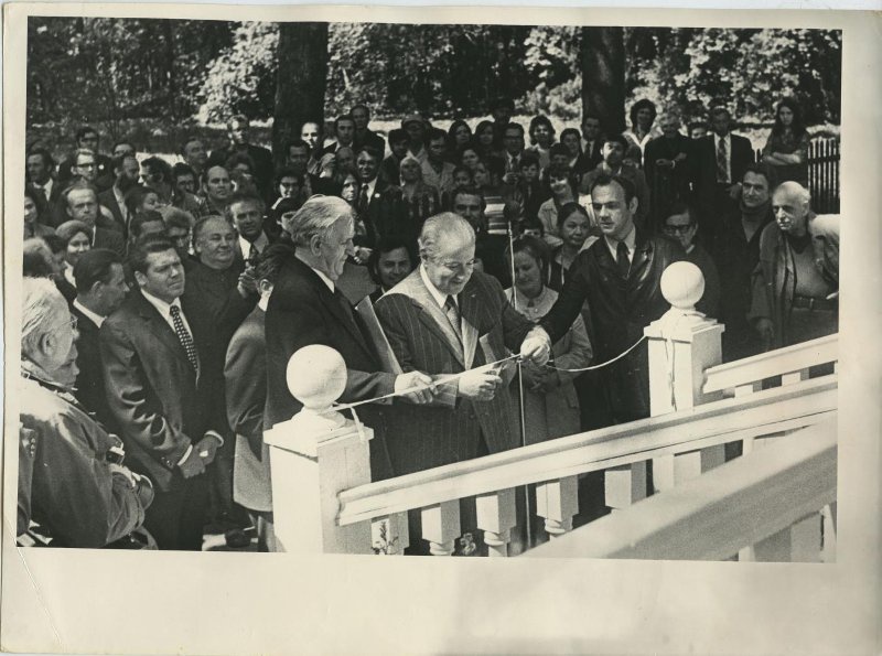 Открытие дома-музея Ганнибала, июнь 1977, Псковская обл., Пушкиногорский р-н, с. Петровское. Писатель Ираклий Андроников перерезает ленточку, слева от Андроникова – директор музея-заповедника «Михайловское» Семен Гейченко.