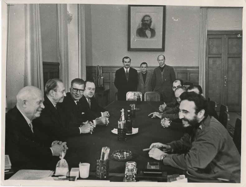 Переговоры Никиты Хрущева и Фиделя Кастро, 1963 год, г. Москва. Выставка «Фидель Кастро. "Так друзей не принимают"» с этой фотографией.