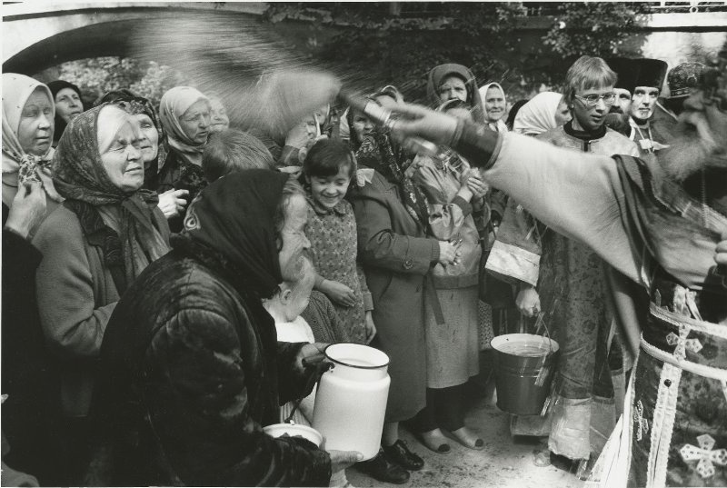 Окропление святой водой. Из серии «Церковь», 1986 год