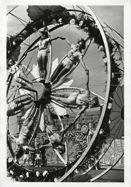 Празднование Дня физкультурника, 1936 год, г. Москва. Выставка «20 лучших фотографий Сергея Васина» с этой фотографией.&nbsp;