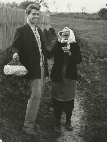 Бабушка и внучек, 1960-е. Выставка «Бабушки и дедушки: опыт, мудрость и любовь» с этим снимком.