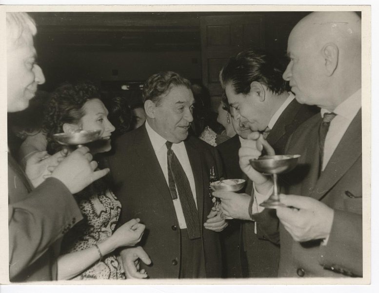 Празднование 70-летия Леонида Утесова в Центральном доме литераторов, март 1965, г. Москва. Слева направо: режиссер театра имени Вахтангова Евгений Симонов, вторая жена Леонида Утесова Антонина Ревельс, певец Леонид Утесов и артист Аркадий Райкин.