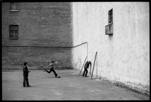 Штрафной удар. Двор на улице Плеханова, 26 июля 1982, г. Ленинград. Выставка «20 лучших фотографий Владимира Соколаева» с этим снимком.