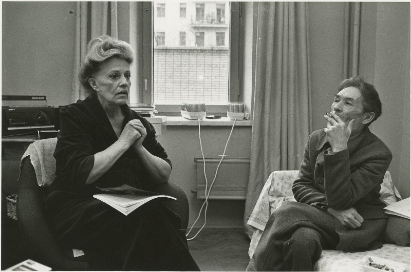 Жанна Моро и Геннадий Айги в филиале МХАТа. Из серии «Люди и положения», 1988 год. Выставка «Подобрать слова» с этой фотографией.
