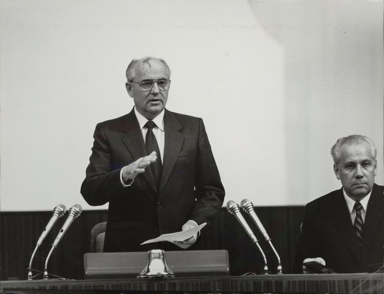 Выступление Михаила Горбачева, 1985 - 1989. Фильм «30 лет совести», выставка «Конфронтация сменилась переговорами», видео «Горбачев. Взгляд с той стороны» с этой фотографией.