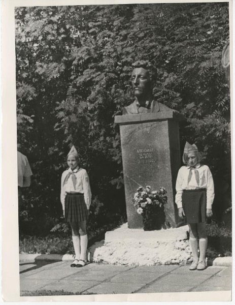 У памятника поэту Александру Блоку, август 1976, Московская обл., г. Солнечногорск. Предположительно, открыт в 1971 году.Выставка «Головы и бюсты» с этой фотографией.