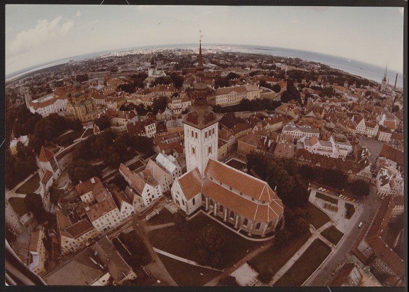 Панорама города, 1980-е, г. Таллин. В центре – церковь Нигулисте, бывшая лютеранская церковь, ныне – музей-концертный зал.Выставка «Прекрасная Прибалтика» с этой фотографией.