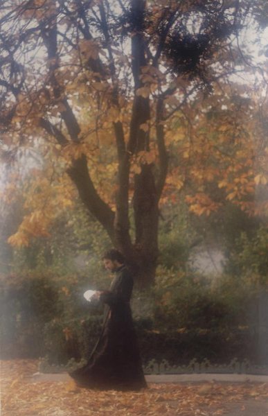 Священник в осеннем парке, 1990-е. Выставка «"Серебряный век" поэзии про осень» с этой фотографией.