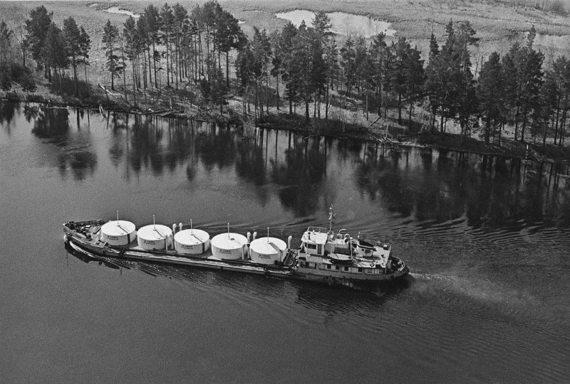Первая нефть. Река Конда, август 1964. Выставка «10 фотографий с нефтью» с этим снимком.