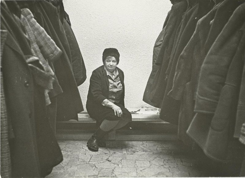 В раздевалке, 1970-е. Выставка&nbsp;«Пора надевать пальто!» с этой фотографией.