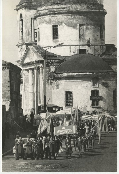 Праздничная демонстрация в Боровске. Из серии «Городок», 1 мая 1981, Калужская обл., г. Боровск. Видеолекция «Юрий Рыбчинский. Неустойчивое равновесие» с этой фотографией.
