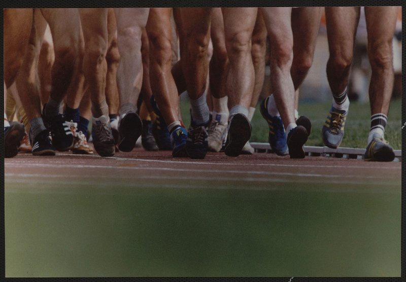 Ноги спортсменов, 1980-е. Выставка «Спортсмены. Сила духа и тела» с этой фотографией.