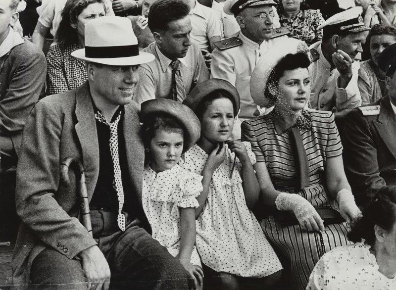 Иван Козловский с детьми на стадионе, 1950 год. Выставка «Народные артисты СССР» с этой фотографией.