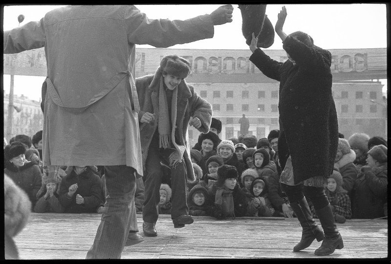 Масленица. Площадь Ленина, 10 марта 1984, г. Новокузнецк. Выставка «Масленичные гуляния» с этой фотографией.