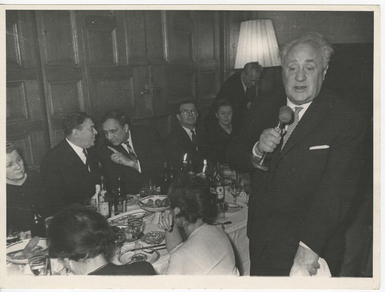 Празднование 70-летия Леонида Утесова, март 1965, г. Москва. Центральный дом литераторов. Стоит с микрофоном актер Михаил Жаров. На втором плане слева: министр культуры СССР Екатерина Фурцева, певец Леонид Утесов.