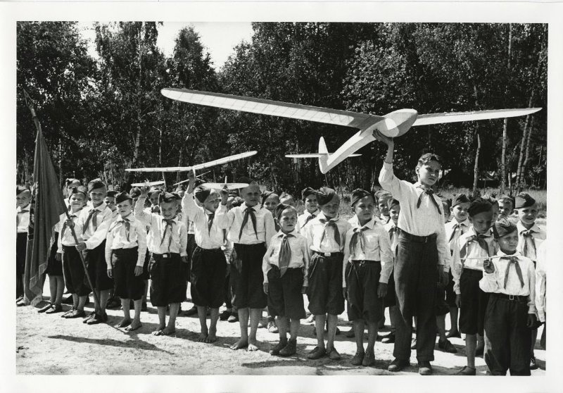 Авиамоделисты, 1940-е. Выставка «10 лучших: авиамоделизм» с этой фотографией.