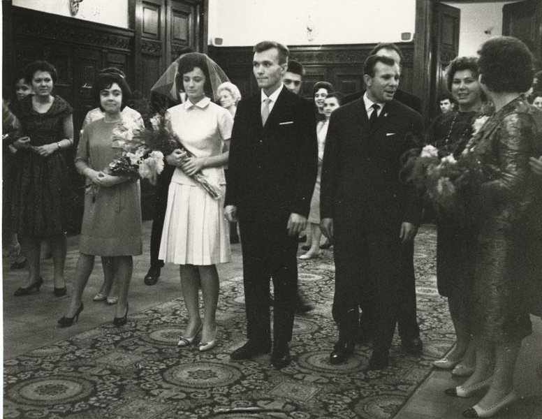 Юрий Гагарин на свадьбе друзей, 1962 - 1968. Выставка «ЗАГС: торжество любви по-советски» с этой фотографией.&nbsp;