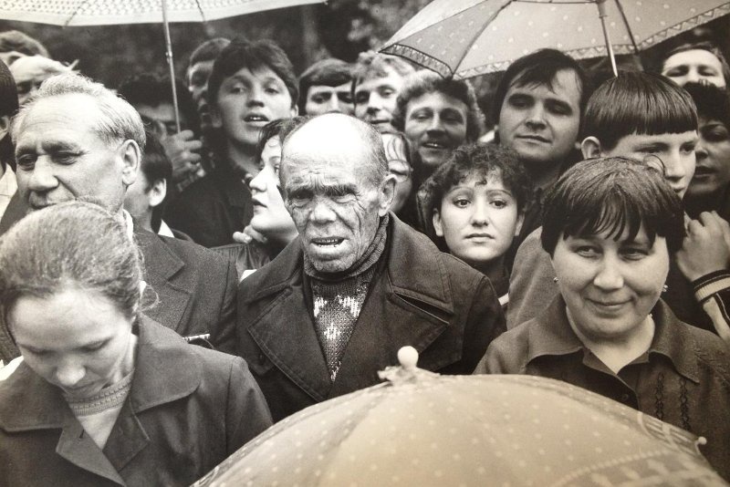 Зрители, 1983 год, Ульяновская обл., г. Ульяновск. Выставка «15 портретов Валерия Щеколдина» с этой фотографией.