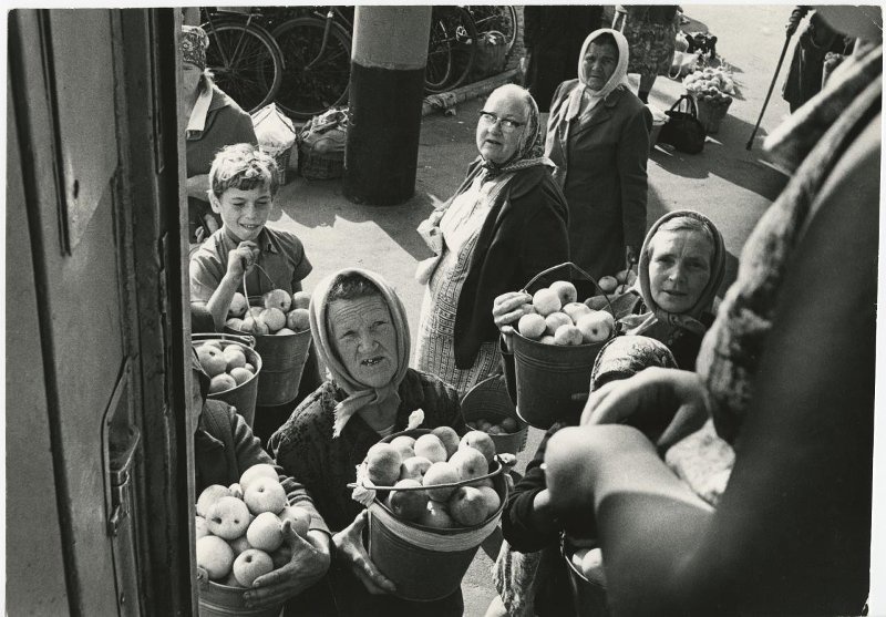 Рынок, 1970-е. Выставка «История страны под стук колес» с этой фотографией.